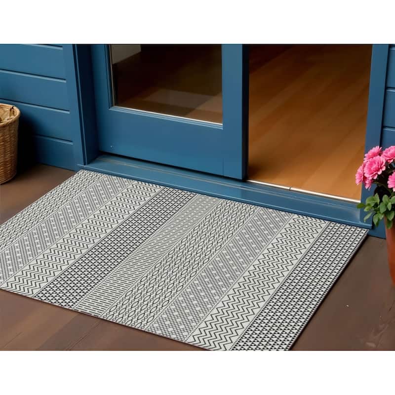 HomeRoots Chevron Modern Rectangle Outdoor Rug - 3' x 5'