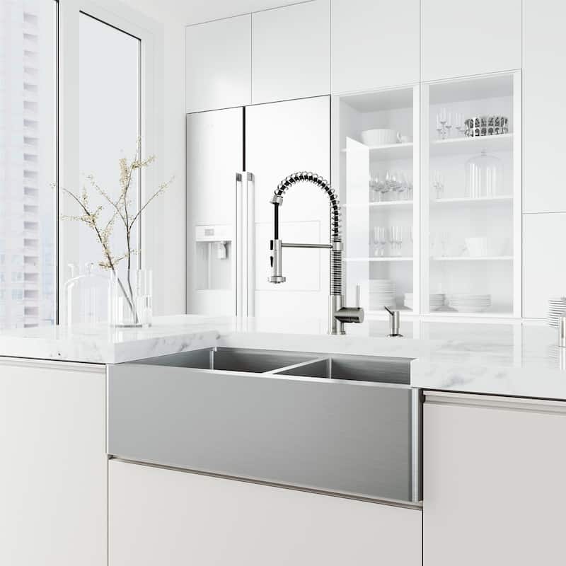 VIGO Edison 19" H Single Handle Pull-Down Sprayer Kitchen Faucet