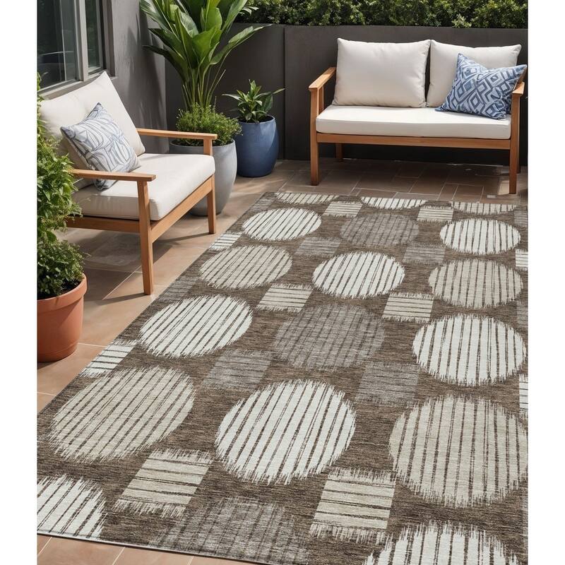 HomeRoots Geometric Transitional Rectangle Outdoor Rug - 5' X 8'