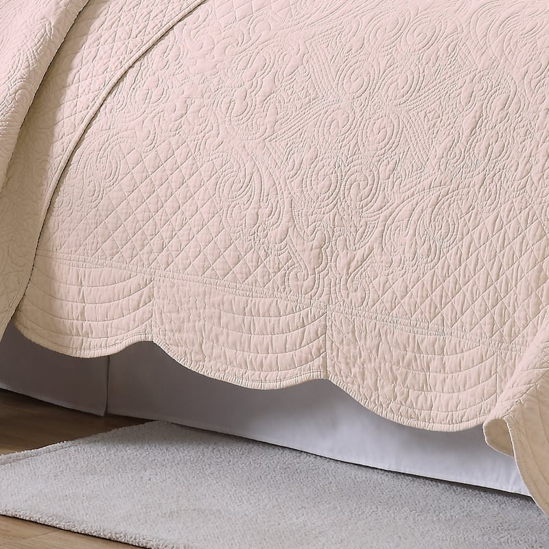 French Tile Scalloped Quilt Set with Decorative Pillow
