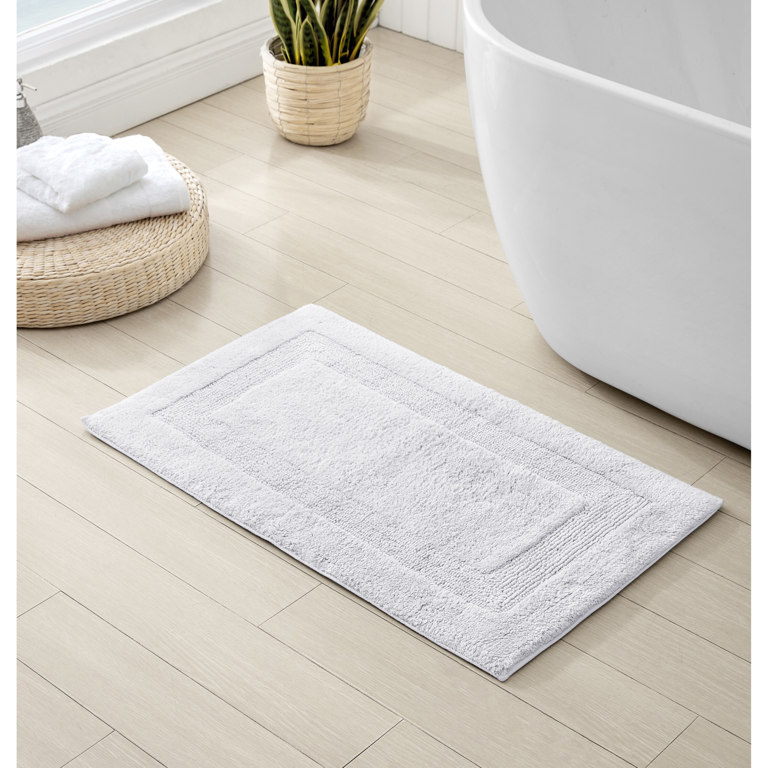 https://ak1.ostkcdn.com/images/products/is/images/direct/582dfbb75abf7a5f64a7f14ac17358fccdbd3b1e/Tommy-Bahama-Long-Branch-Cotton-Reversible-Bath-Rug.jpg