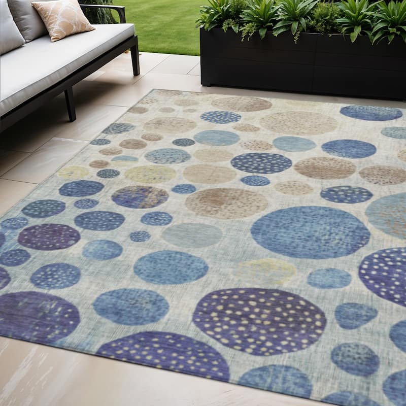 HomeRoots Geometric Transitional Rectangle Outdoor Rug - 5' X 8'