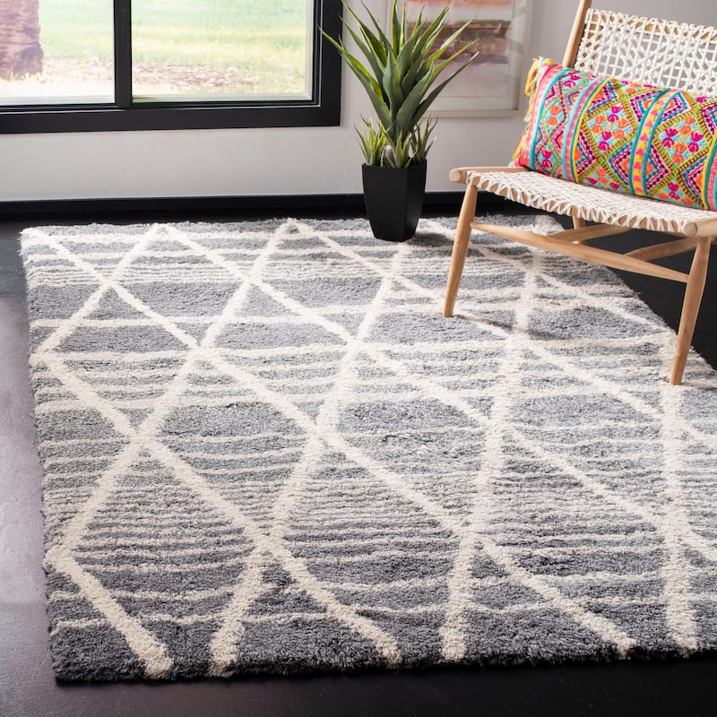SAFAVIEH Handmade Casablanca Shag Jale Tribal Wool Rug - 4' x 6' - Grey/Ivory