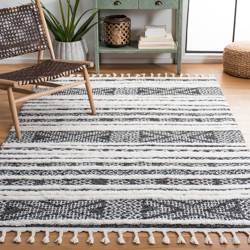 SAFAVIEH Moroccan Tassel Shag Garmen 2-inch Thick Rug - 4' x 6' - Black/Ivory