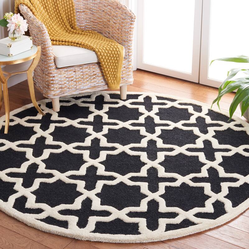 SAFAVIEH Handmade Cambridge Remedios Geometric Wool Rug - 6' Round - Black/Ivory