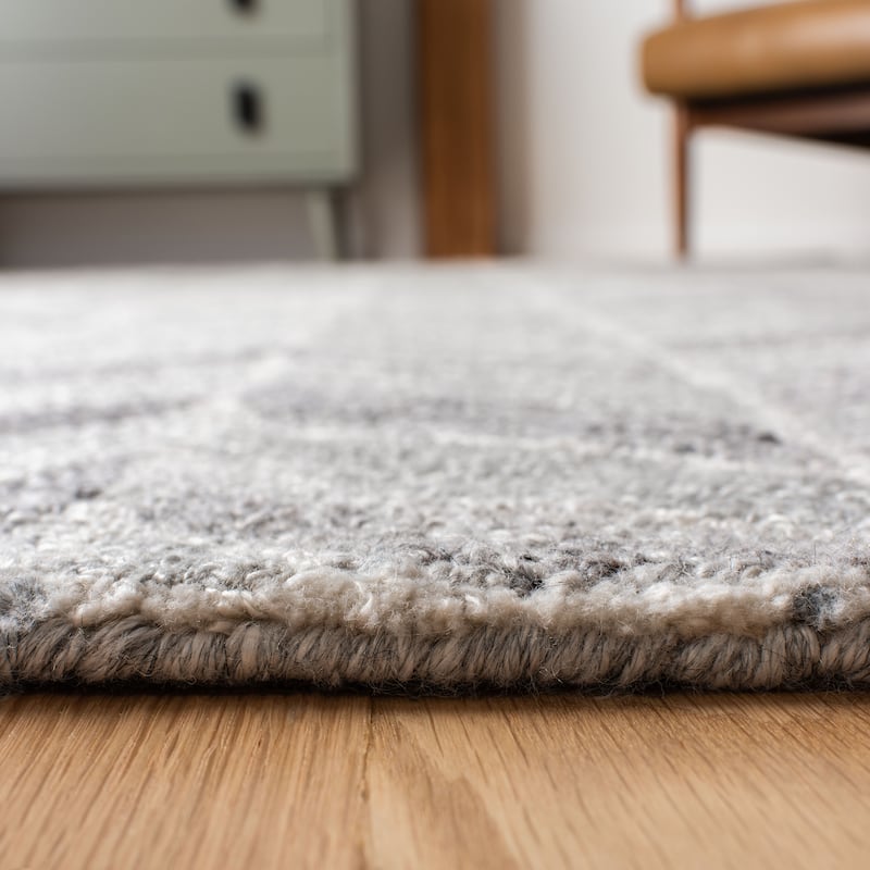 SAFAVIEH Handmade Abstract Jeltsje Chevron Wool Rug