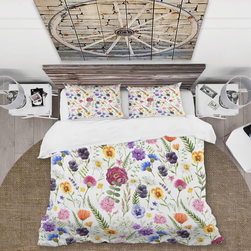 Designart 'Wildflowers Floral Pattern II' Traditional Duvet Cover Set