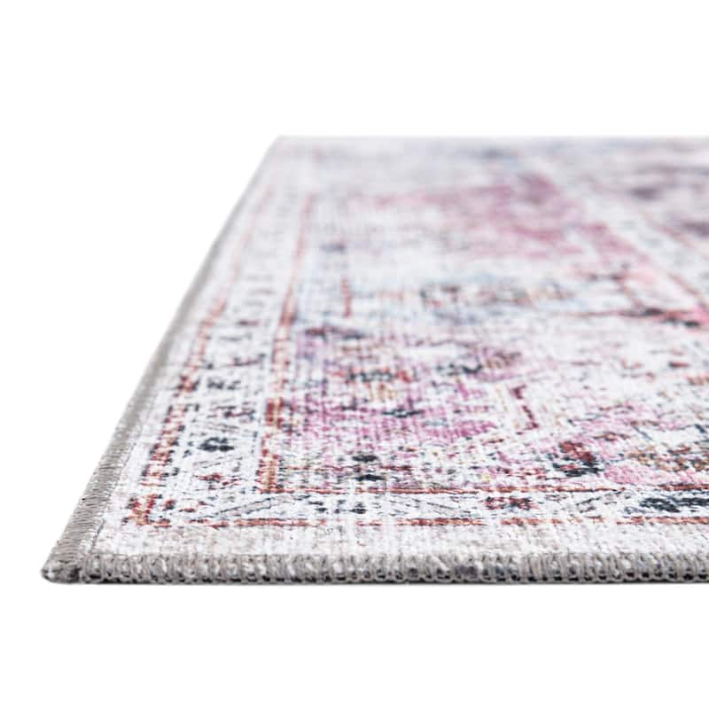 Traditional Tira Collection Area Rug