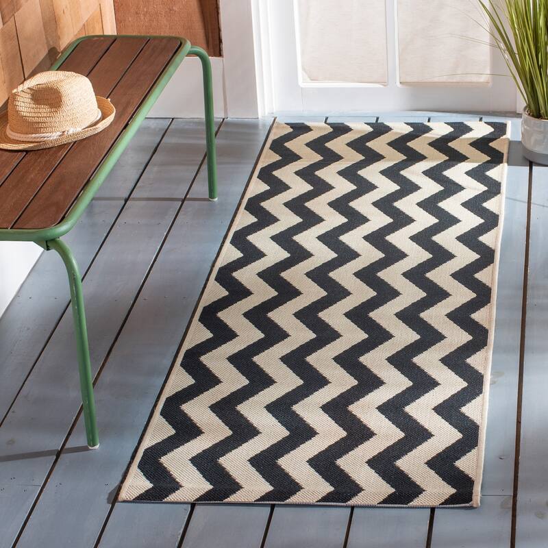 SAFAVIEH Courtyard Merlene Chevron Indoor/ Outdoor Waterproof Patio Backyard Rug