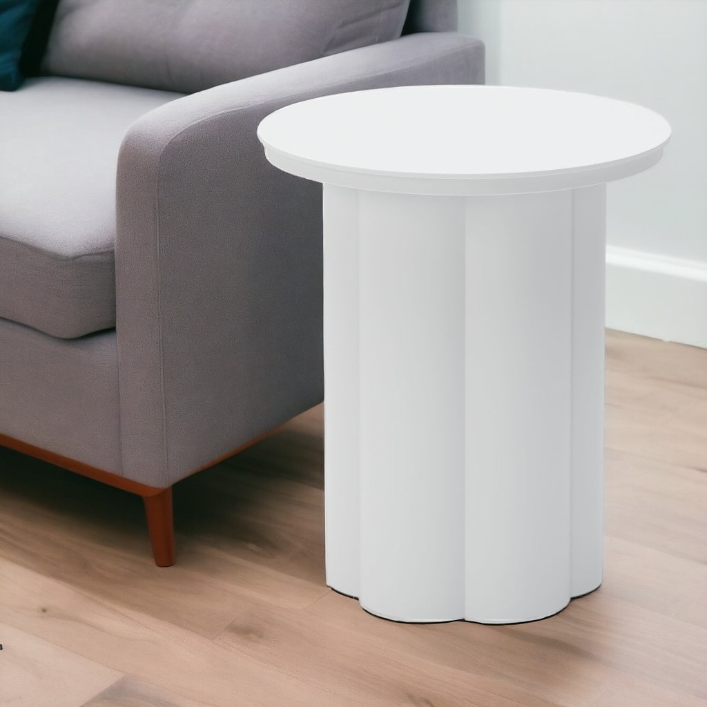 HomeRoots 19" White Aluminum Round Pedestal End Table - 16' X '18.5' X '16