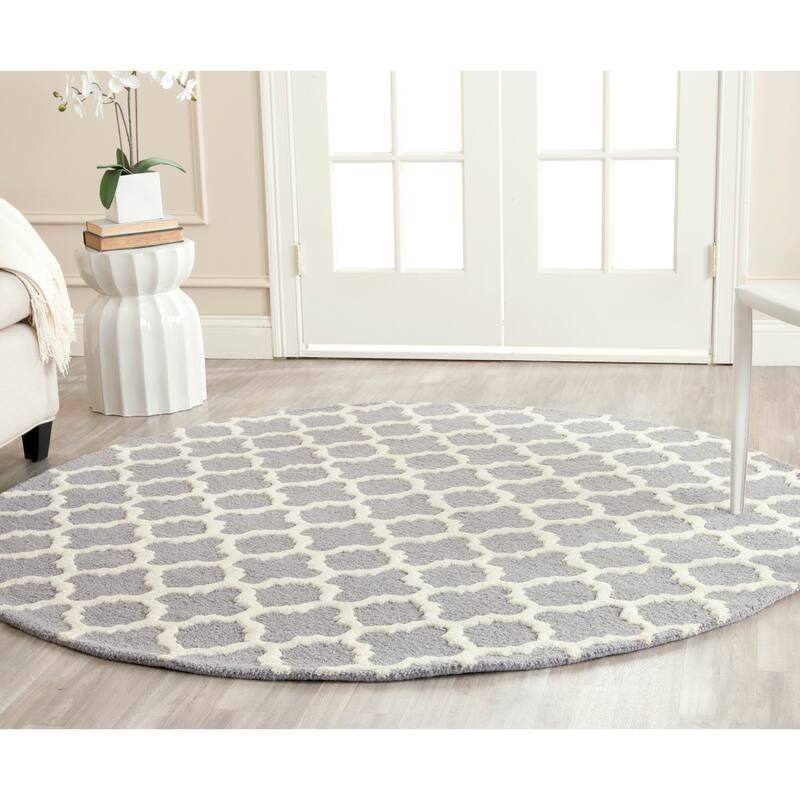 SAFAVIEH Handmade Cambridge Touria Modern Moroccan Wool Rug - 6' Round - Silver/Ivory