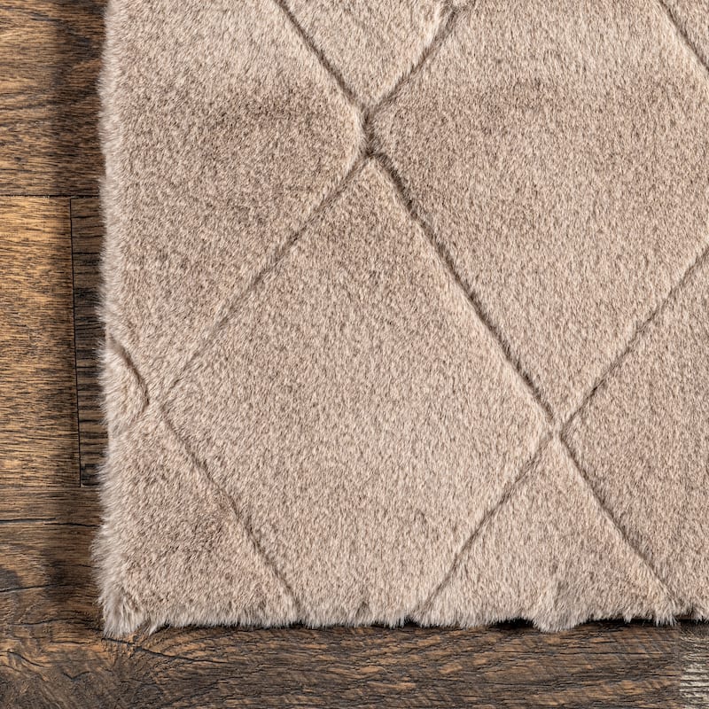 Nuloom Amy SuperiorWash Casual Faux Rabbit Machine Washable Area Rug