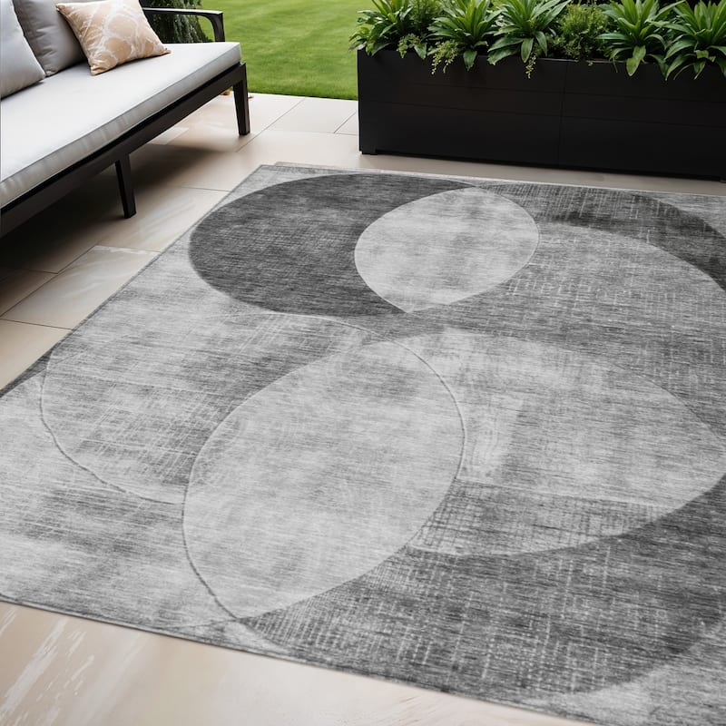 HomeRoots Geometric Transitional Rectangle Outdoor Rug - 5' X 8'
