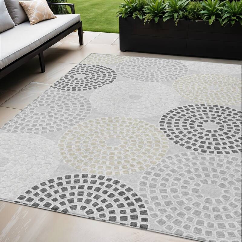 HomeRoots Geometric Transitional Rectangle Outdoor Rug - 5' X 8'