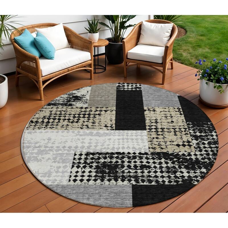 HomeRoots Geometric Transitional Rectangle Outdoor Rug - 8' Round