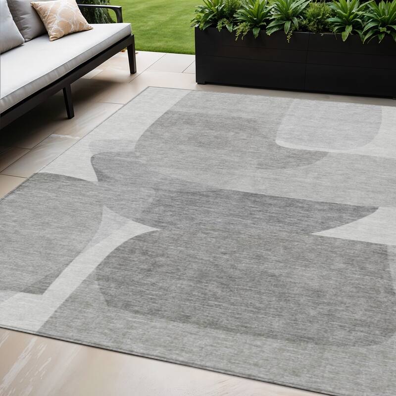 HomeRoots Abstract Transitional Rectangle Outdoor Rug - 5' X 8'