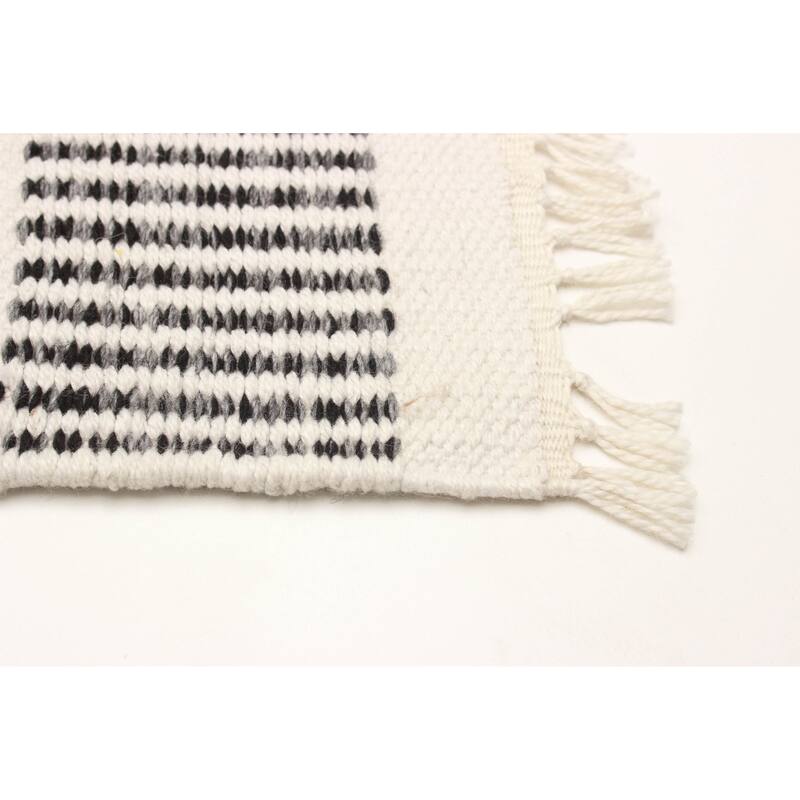 Sienna Black, White Rug 5'3" x 7'7" - 5'3 x 7'7
