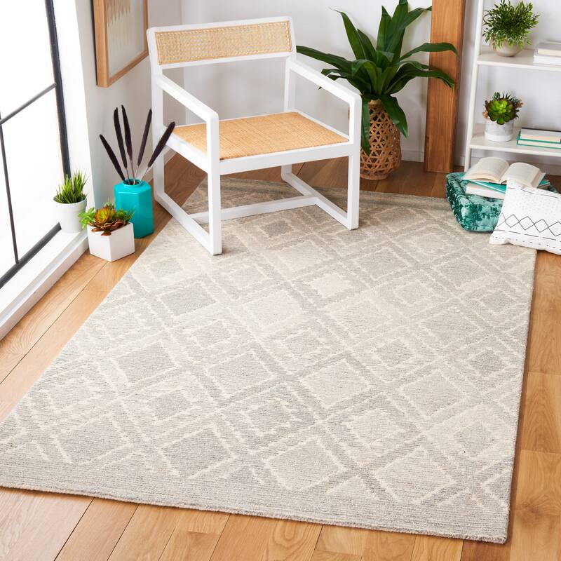 SAFAVIEH Handmade Casablanca Shag Jaione Diamond Trellis Rug - 8' x 10' - Beige/Grey
