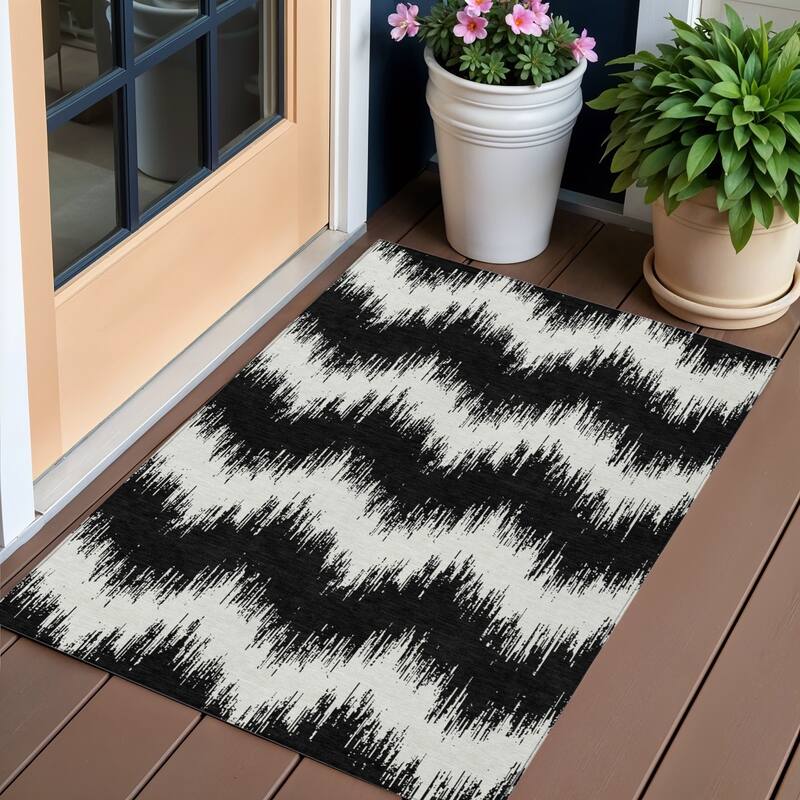 HomeRoots Chevron Transitional Rectangle Outdoor Rug - 3' x 5'