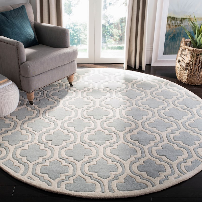 SAFAVIEH Handmade Chatham Sieghilde Modern Moroccan Wool Rug - 5' Round - Grey/Ivory