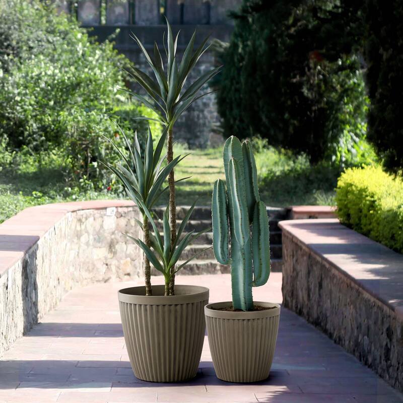 Glitzhome Set of 2 Eco-Friendly Oversized Faux Concrete Fluted Plant Pots Flower Planter Porch Decor