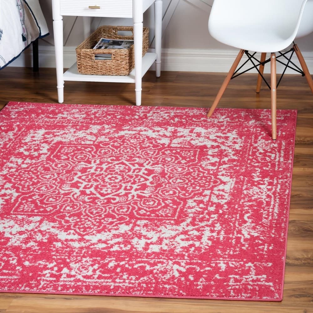 Traditional Brenda Collection Area Rug