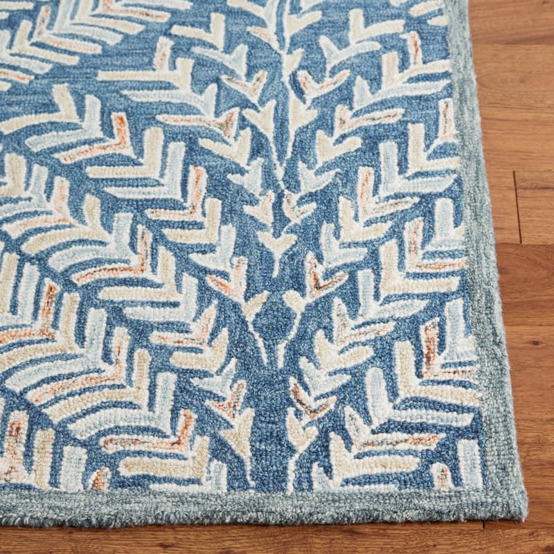SAFAVIEH Handmade Capri Ilianka Wool Rug