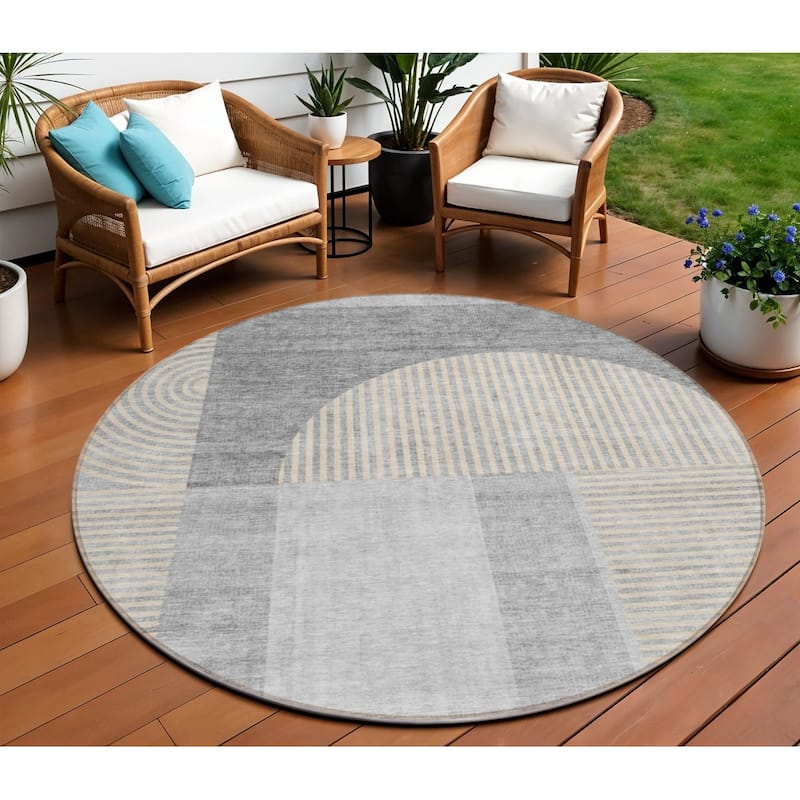 HomeRoots Geometric Transitional Rectangle Outdoor Rug - 8' Round