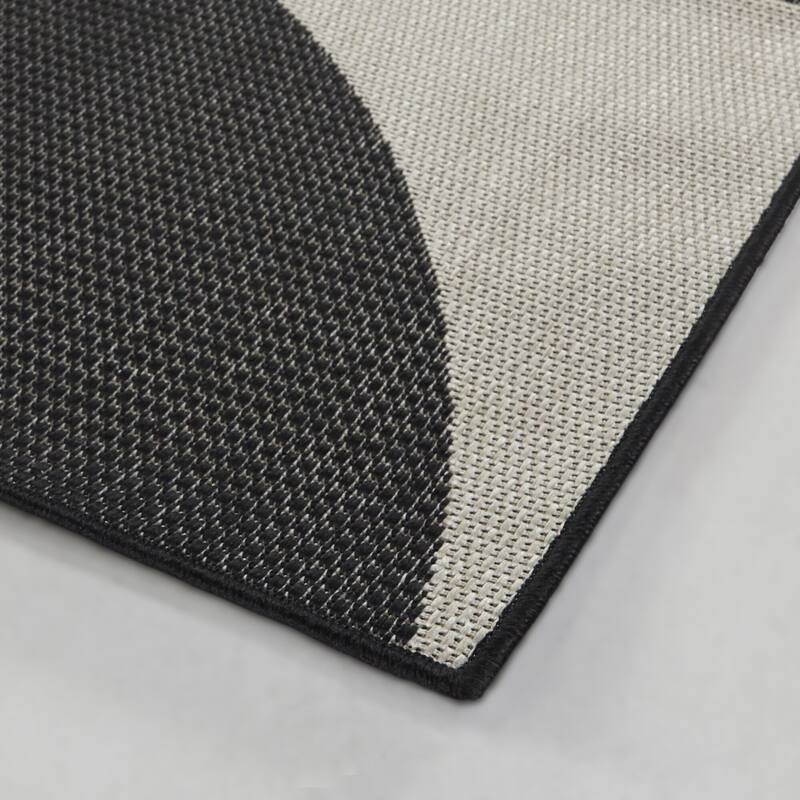Cabrera Recycled Geometric Indoor/Outdoor Area Rug