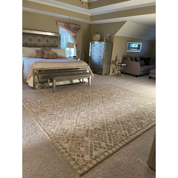Taupe 6' x 6' Square Pink Safavieh Soho Collection SOH876U Handmade Premium Wool Area Rug Taupe 6' x 6' Square Pink Safavieh Soho Collection SOH876U Handmade Premium Wool Area Rug