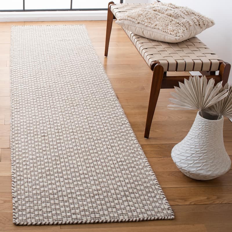 SAFAVIEH Flatweave Kilim Gudveig Wool Rug - 2'3" x 9' Runner - Light Brown/Ivory
