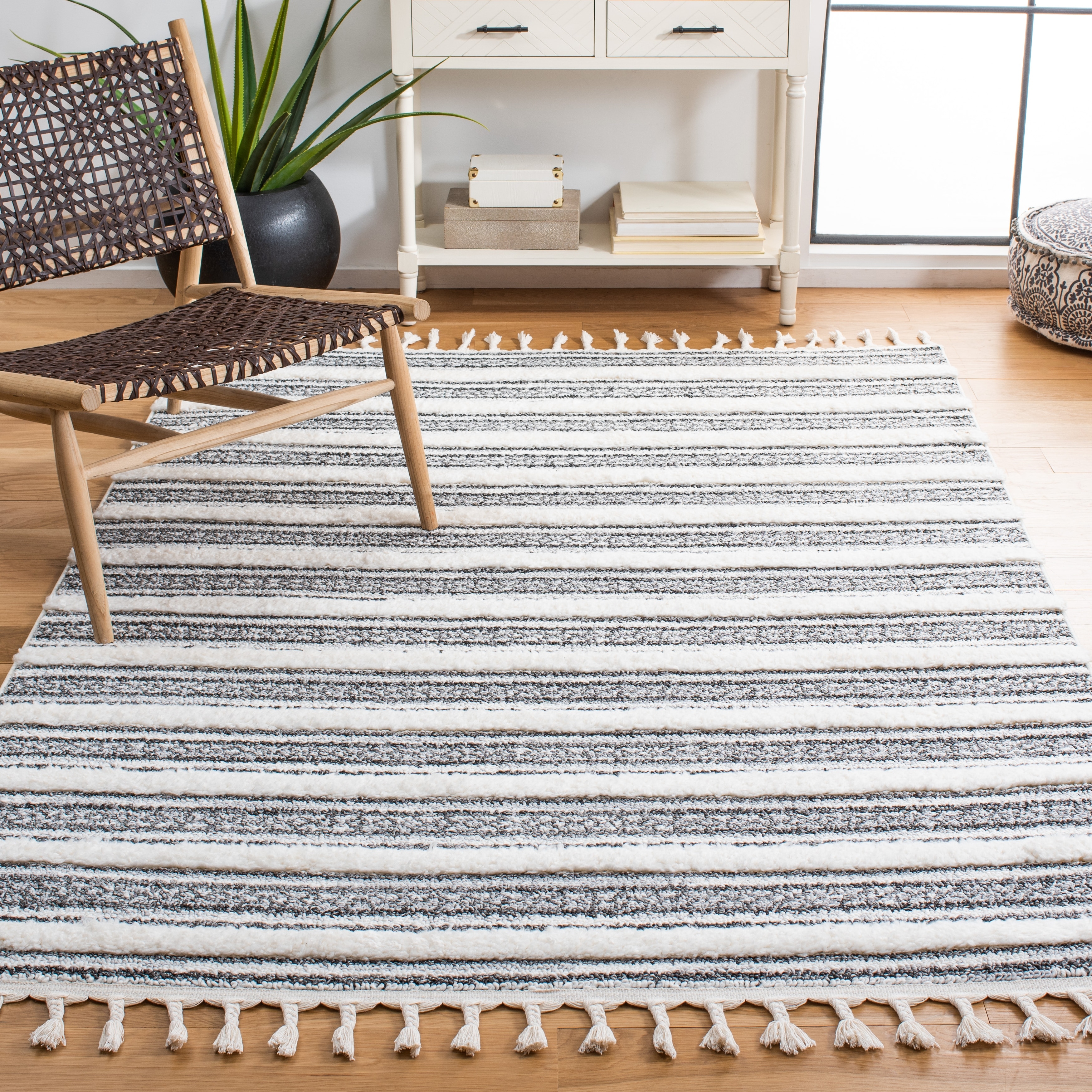 SAFAVIEH Moroccan Tassel Shag Ilene 2-inch Thick Rug