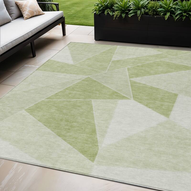 HomeRoots Geometric Transitional Rectangle Outdoor Rug - 5' X 8'