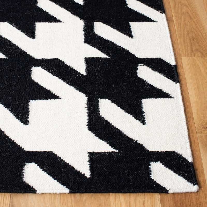 SAFAVIEH Hand-woven Moroccan Miladinka Reversible Dhurrie Hounds Tooth Reversible Dhurrie