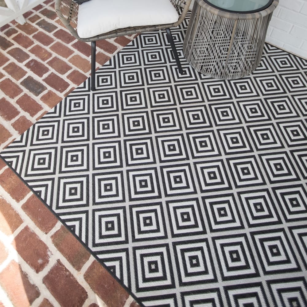 Amador Geometric Indoor/Outdoor Area Rug