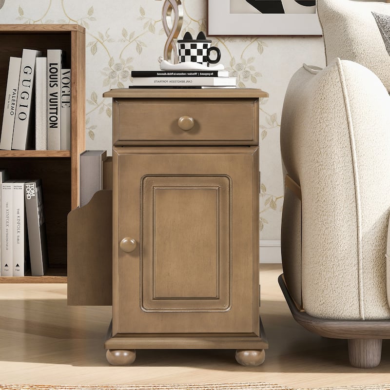 Retro Flip-Top End Table – USB Ports, Cup Holder Drawer & Bookshelf, Ideal for Small Spaces.