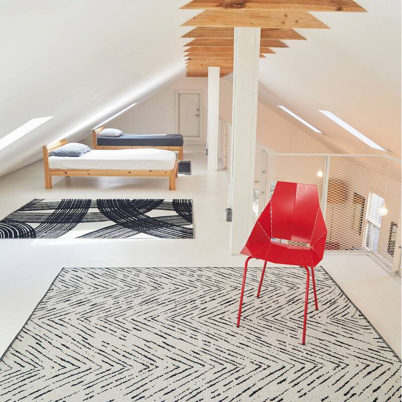Felicia Transitional Chevron Indoor/Outdoor Area Rug