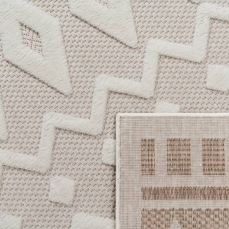 Indoor & Outdoor Rug With Geometric Trellis High-Low Pattern