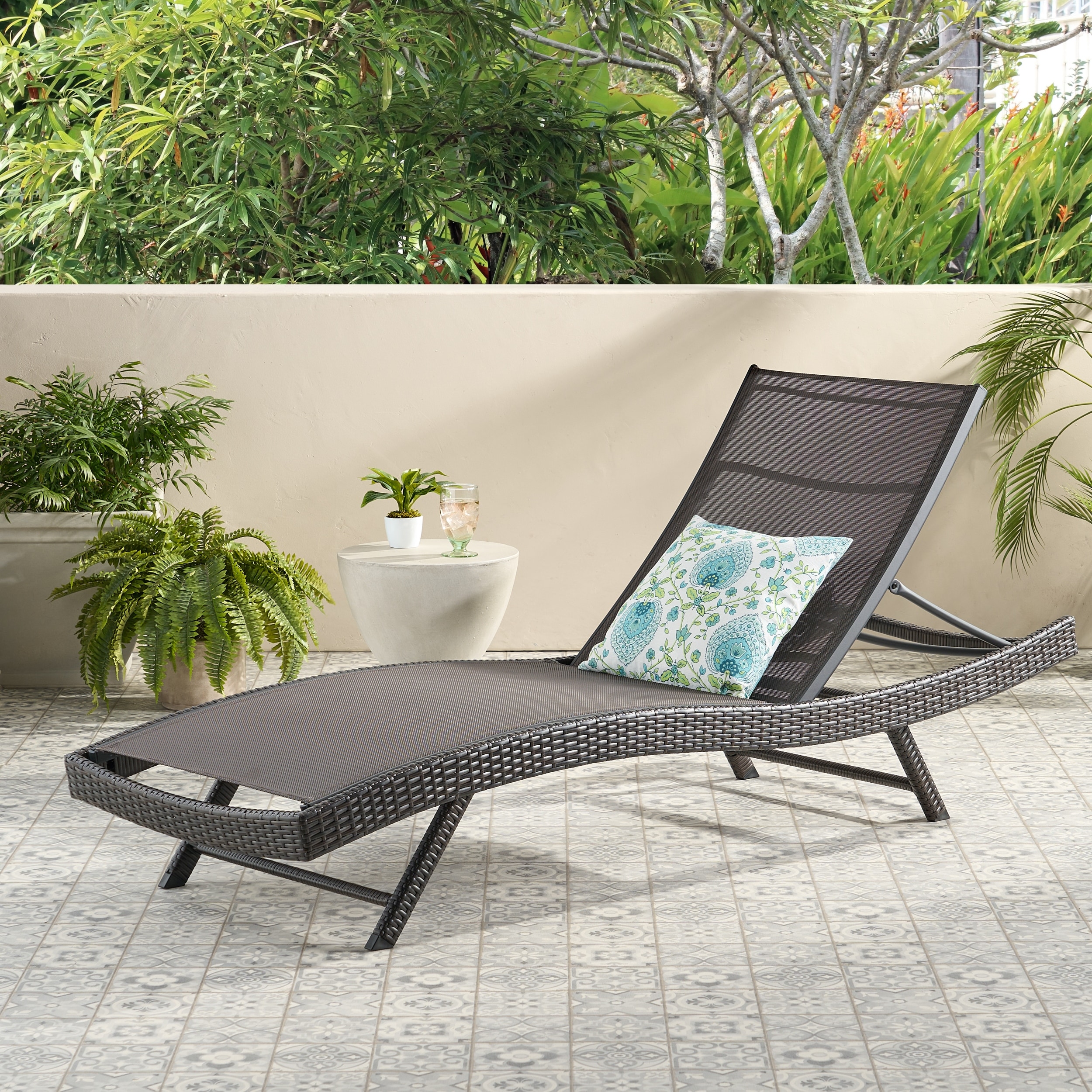 Kauai outdoor 2025 wicker chaise lounge