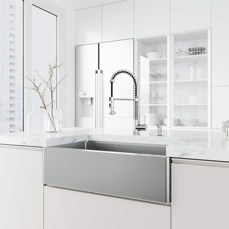 VIGO Edison 19" H Single Handle Pull-Down Sprayer Kitchen Faucet