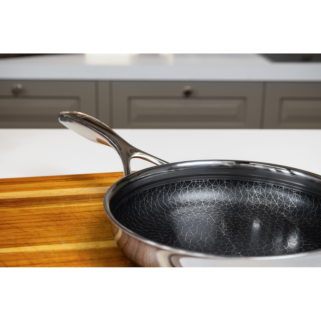https://ak1.ostkcdn.com/images/products/is/images/direct/5badd3197d4f9b98b0c08a421566e9102cfd0f8e/DiamondClad-by-Livwell-Hybrid-Nonstick-Frying-Pan.jpg