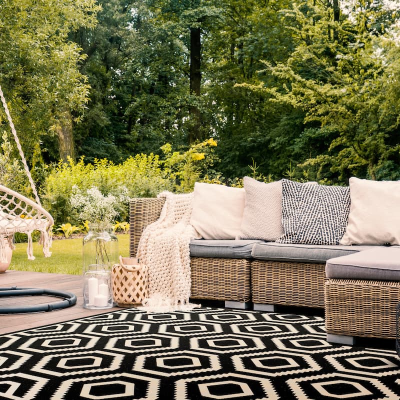 SAFAVIEH Courtyard Carolee Indoor/ Outdoor Patio Backyard Rug