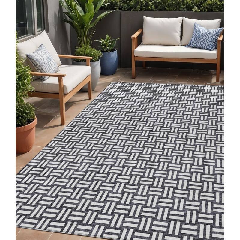 HomeRoots Geometric Transitional Rectangle Outdoor Rug - 5' X 8'