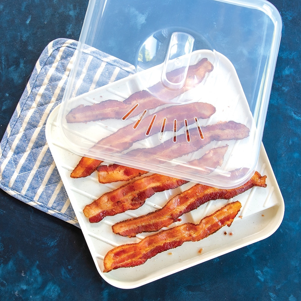 https://ak1.ostkcdn.com/images/products/is/images/direct/5be97cc96e24fdf86e72f6aeffd6fb08a25e5a31/Nordic-Ware-Microwave-Slanted-Bacon-Tray-With-Lid.jpg