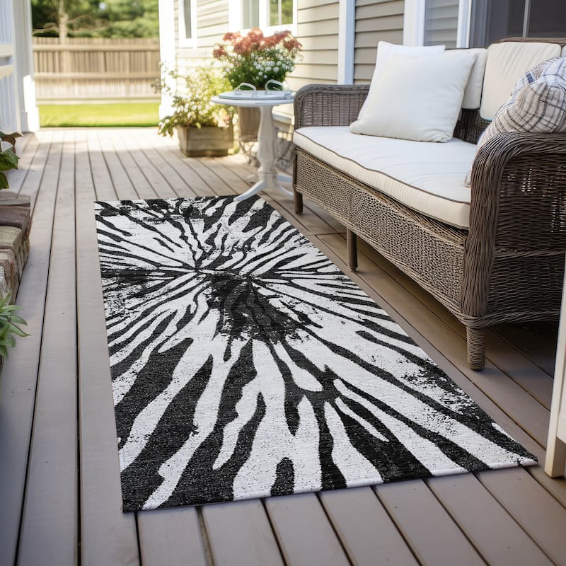 Machine Washable Indoor/ Outdoor Chantille Contemporary Burst Rug - Black - 2'3" x 7'6"
