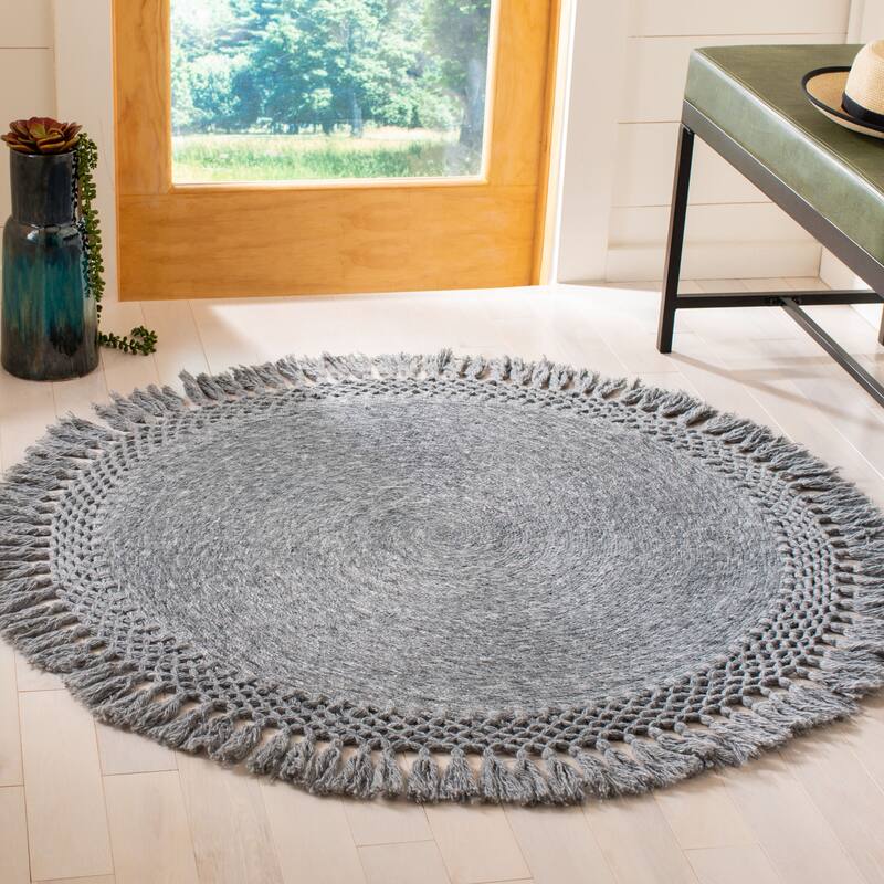 SAFAVIEH Handmade Sahara Iridian Tassel Rug - 5' Round - Charcoal