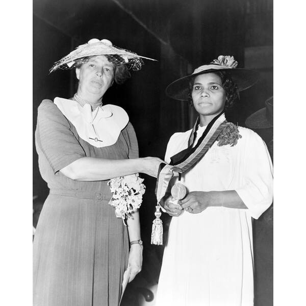 Eleanor Roosevelt Presents The Spingarn Medal History Bed Bath