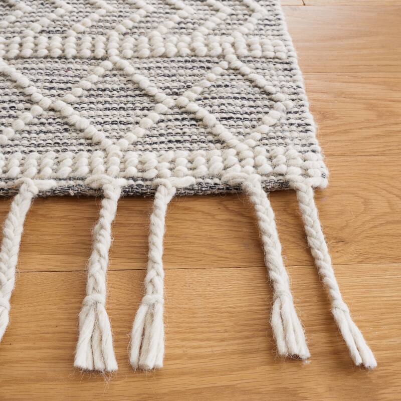 SAFAVIEH Handmade Natura Perunika Wool Braided Tassel Rug