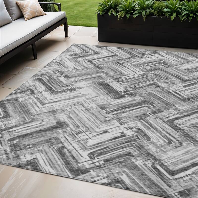 HomeRoots Geometric Transitional Rectangle Outdoor Rug - 5' X 8'
