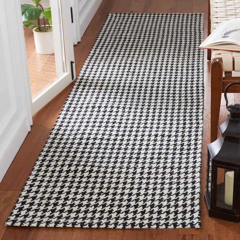 SAFAVIEH, Handmade Marbella Nahed Wool Rug - 2'3" x 7' Runner - Black/Ivory